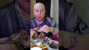 Грызу варёные говяжьи кости с горчицей и салатом из свёклы. Мукбанг.