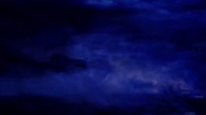 Расслабляющий дождь, гром и молния.