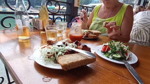 В КАФЕ НА ОЗЕРЕ РИЦА смотреть онлайн