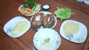 Быстро приготовил вкусный ужин. Жареная рыба с пюре, овощами и зеленью.