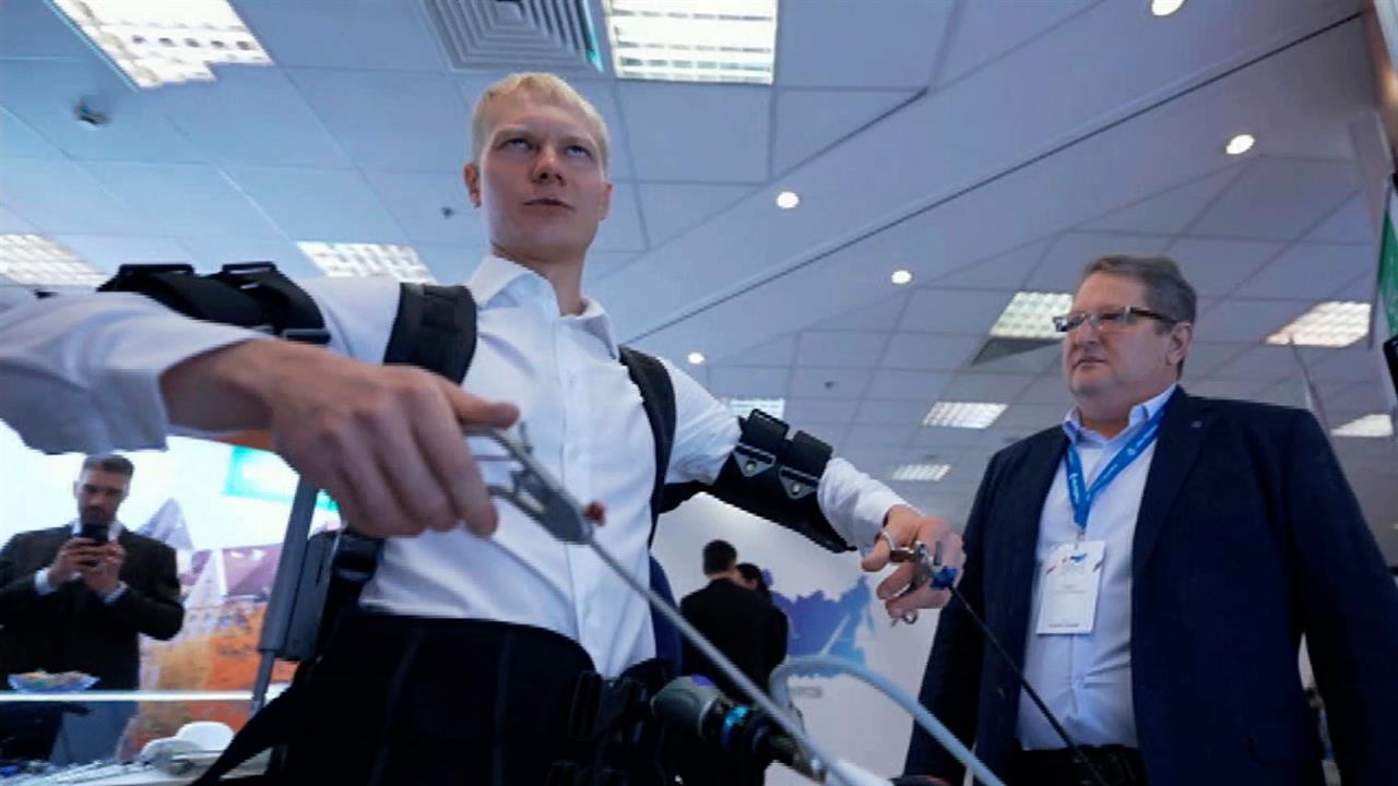 Удерживает руки на весу: в РФ разработали пневматический экзокостюм для хирургов