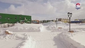 На год старше