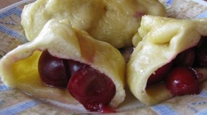Паровые вареники с вишней