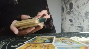 Стоит ли писать/звонить ему первой?  Расклад Таро