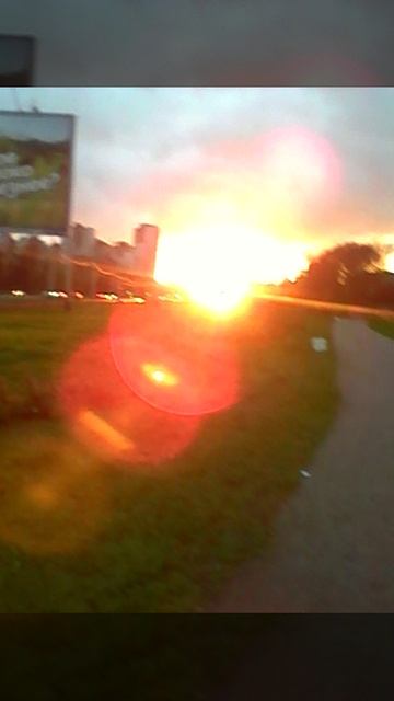 Закат. Солнце красиво блестит. смотреть онлайн