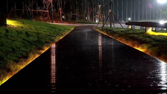 Дождь на деревянной дорожке 🌧️ видео для быстрого сна и глубокого отдыха