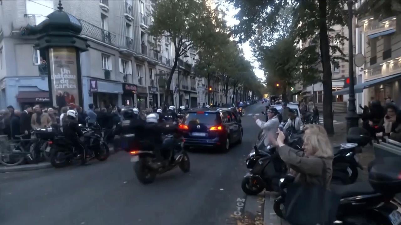 Экс-президента Франции Николя Саркози проводили в тюрьму аплодисментами: видео