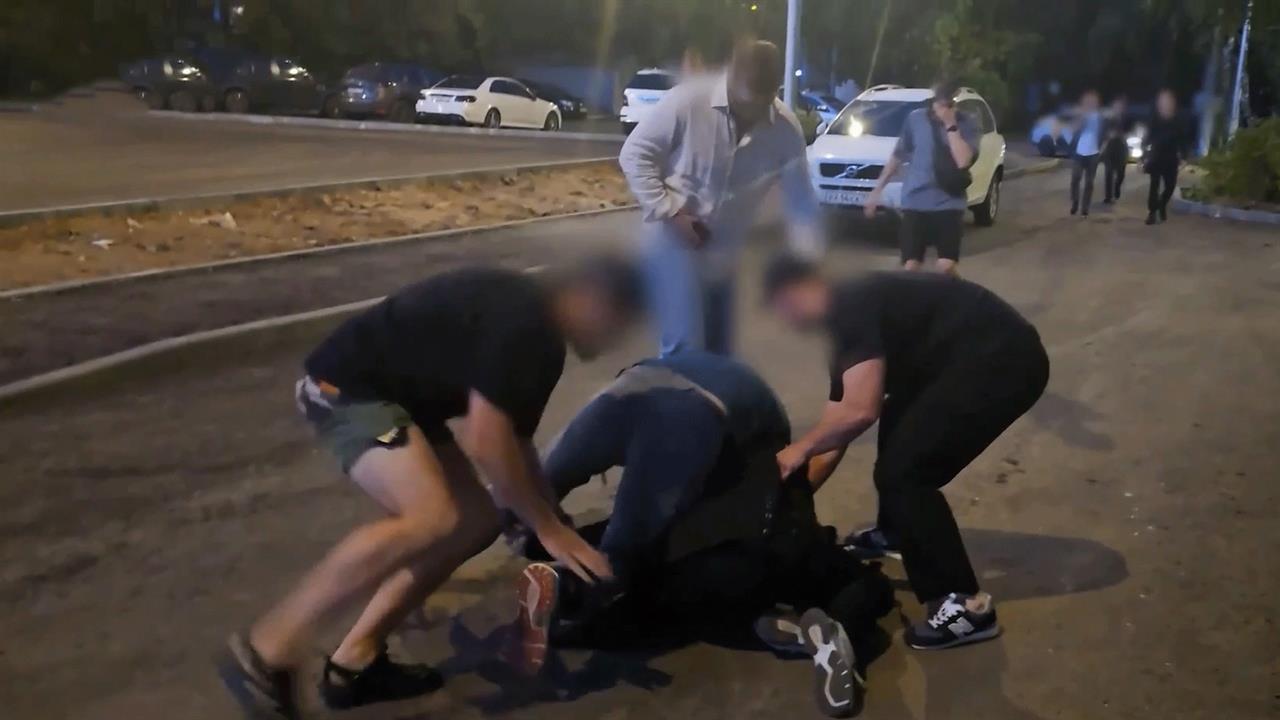 ФСБ показала кадры задержания наводчика дронов ВСУ в Москве