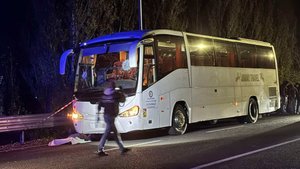Брошенный камень убил водителя автобуса с баскетбольными фанатами в Италии