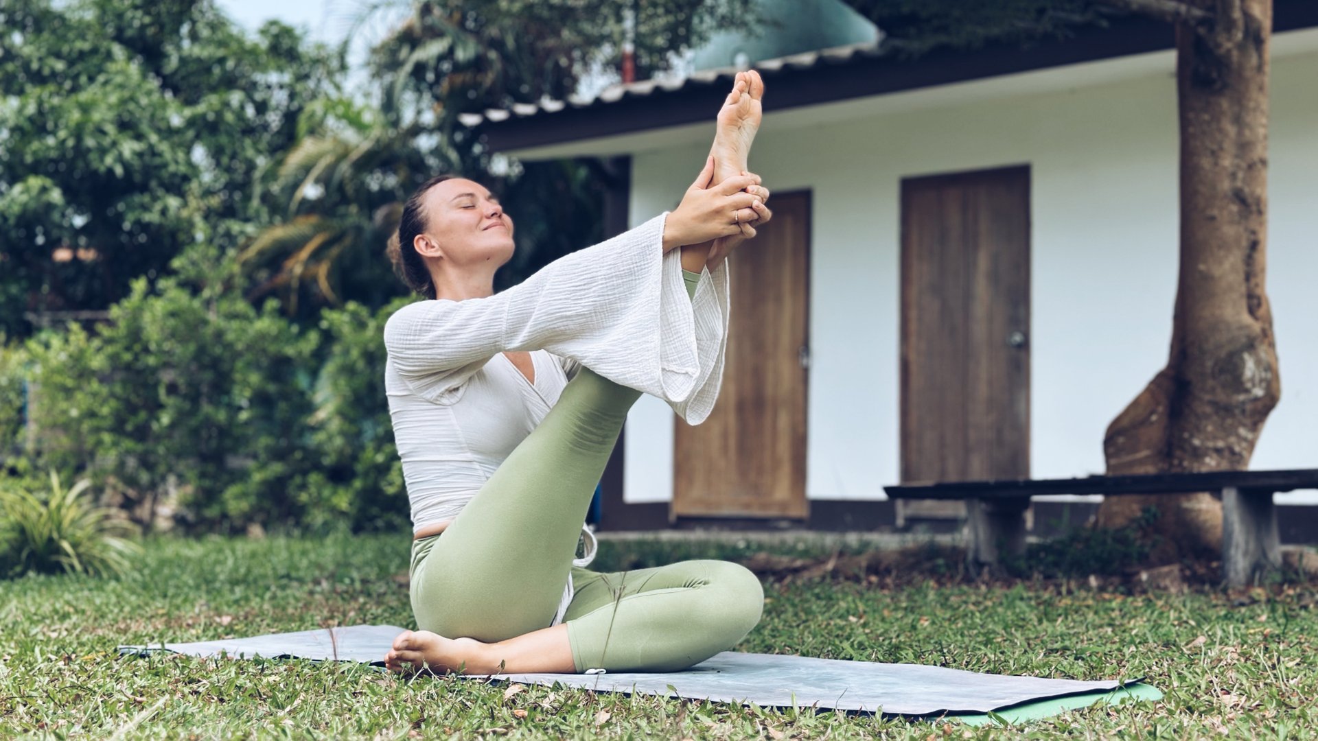 Глубокая растяжка всего тела | Йога-флоу 50 минут | Редкие асаны и необычные переходы| ОнаВолна смотреть онлайн