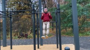 俄罗斯男子在莫斯科索科利尼基公园做引体向上,以成为一名更好的马拉松运动员 || 让我们一起努力吧 :)