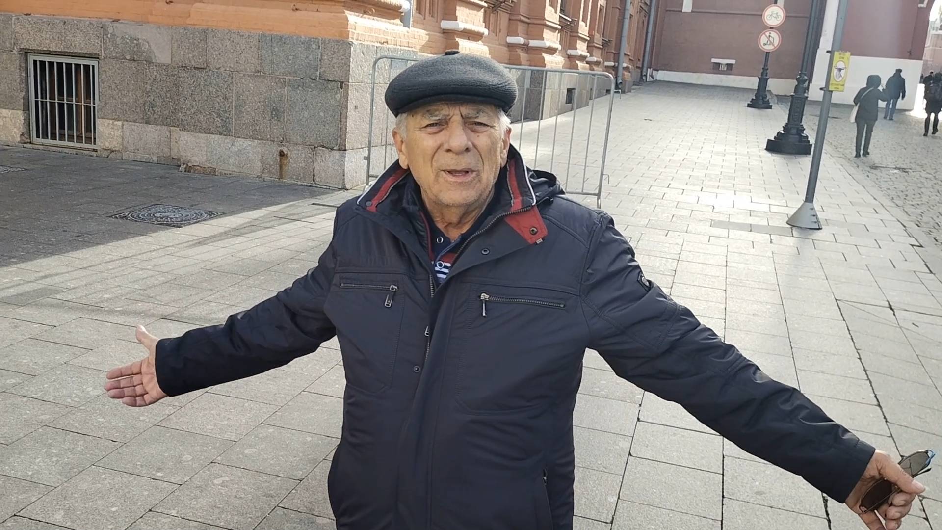 Перед входом на Красную площадь.