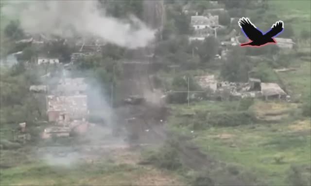 Наш танк Т-80БВМ аннигилирует два НАТО_вских MRAP ВСУ на Южном-Донецкое направление