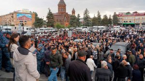 Силовики задержали мэра Гюмри и провели его через толпу протестующих
