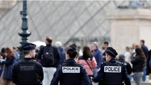 Le Parisien: следователи нашли новые вещдоки ограбивших Лувр преступников