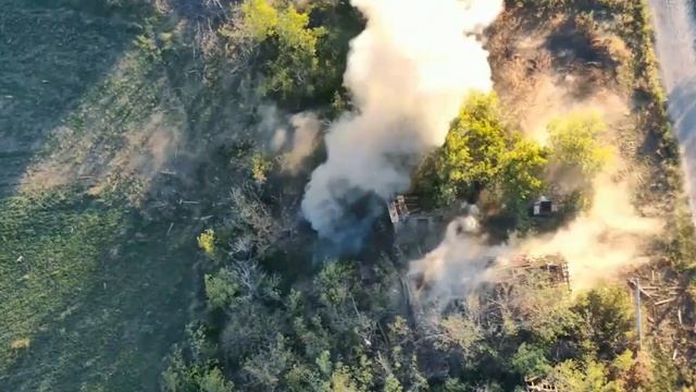 А вот еще ощютимые кадры ударов дрона на Краснолиманском направлении. смотреть онлайн