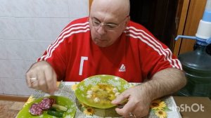 Мукбанг. Суп с фрикадельками, колбаса и огурцы. Ал Билек путешественник во времени.