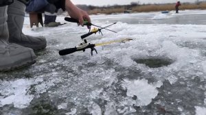 ПЕРВЫЙ ЛЁД! ЛОВЛЯ КАРАСЯ НА МОРМЫШКУ. ЗИМНЯЯ РЫБАЛКА. ЖОР КАРАСЯ НА МОТЫЛЬ.
