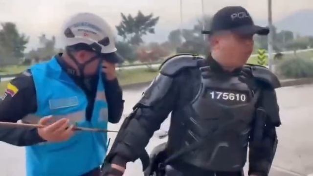 Протесты в Колумбии: посольство США атаковали с луками и стрелами