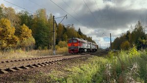 «Встреча!» Тепловоз 2М62-0473 резервом и электропоезд «Ласточка» ЭС2Г-239 на перегоне, октябрь 2025