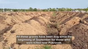 Ряды свежих могил на окраине Днепропетровска.