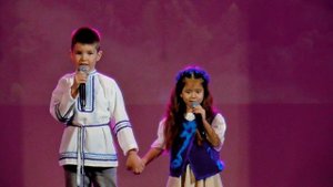 Детские голоса сливаются в дуэте – в их пении слышны непорочность и ликование.