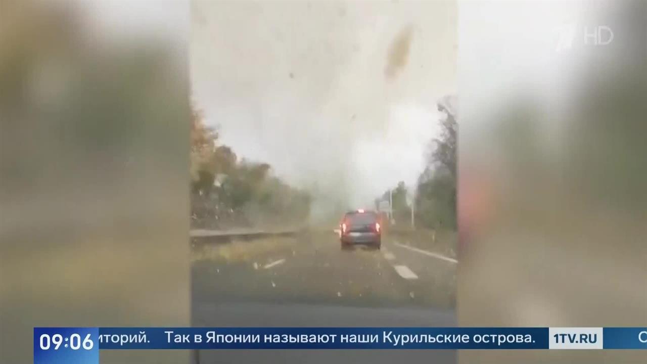 Падают деревья и башенные краны: последствия торнадо во Франции попали на видео