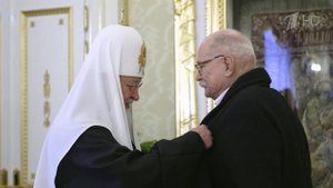 Патриарх Московский и всея Руси Кирилл вручил Никите Михалкову орден Славы и чести