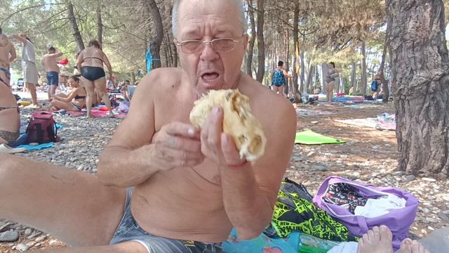 ОБЕД НА ПЛЯЖЕ ЛДЗАА смотреть онлайн