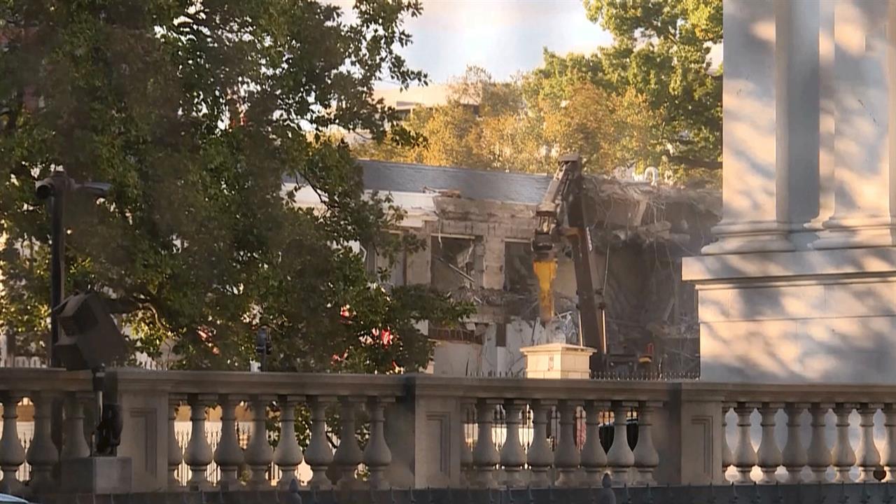 В Белом доме снесли стену для будущего бального зала: видео