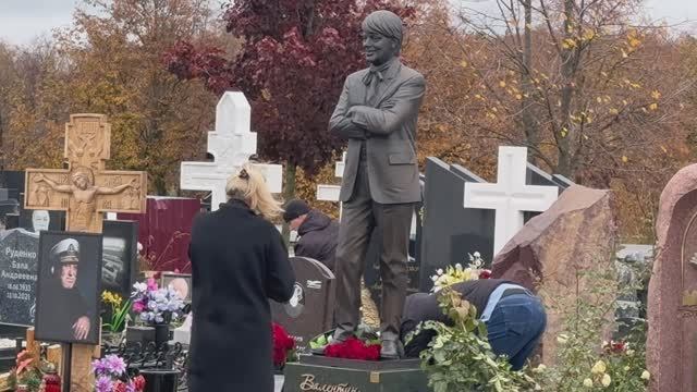 МАРИНА ЮДАШКИНА РАСПЛАКАЛАСЬ НА МОГИЛЕ МУЖА В ДЕНЬ РОЖДЕНИЯ ЛЕГЕНДАРНОГО МОДЕЛЬЕРА | ТРОЕКУРОВСКОЕ