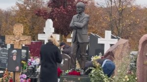 МАРИНА ЮДАШКИНА РАСПЛАКАЛАСЬ НА МОГИЛЕ МУЖА В ДЕНЬ РОЖДЕНИЯ ЛЕГЕНДАРНОГО МОДЕЛЬЕРА | ТРОЕКУРОВСКОЕ