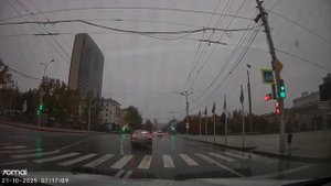 Очередной торопящийся проехал на красный сигнал светофора сегодня утром на улице Артема в Донецке
К