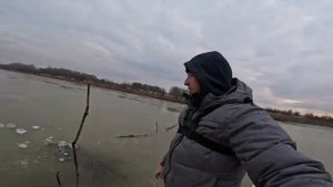 Первая зимняя рыбалка 2025. Переставляю фитили на новое место по первому льду!