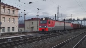 Электровоз 2ЭС7 "Черный гранит" на стыковой станции Балезино. Октябрь 2023.