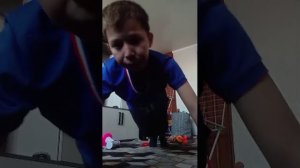 выполняю задание 4 часть (отжимаюсь 100 раз)