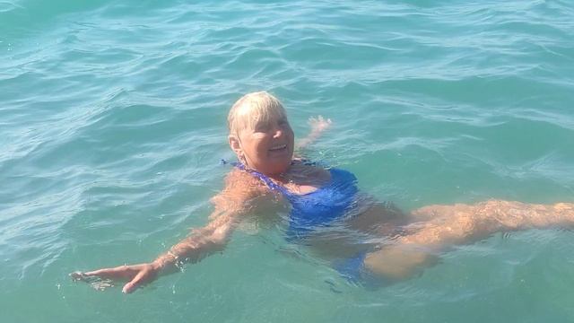 ЖЕНА БАЛДЕЕТ В МОРЕ смотреть онлайн