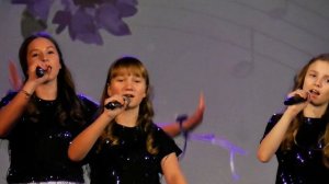 Молодые певицы поют слаженно.