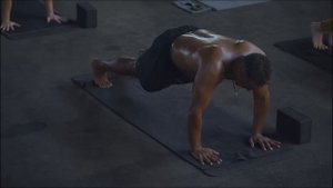 Travis Eliot - 60 minutes Power Yoga "Strength"