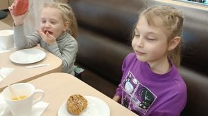 18 октября 2025. Катаемся на самокатах. Едем к бабушке с дедушкой.