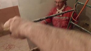 8. Аккуратный демонтаж лепнины из гипса (розетка) для переустановки. Проект (не)ПОЛНАЯ реставрация