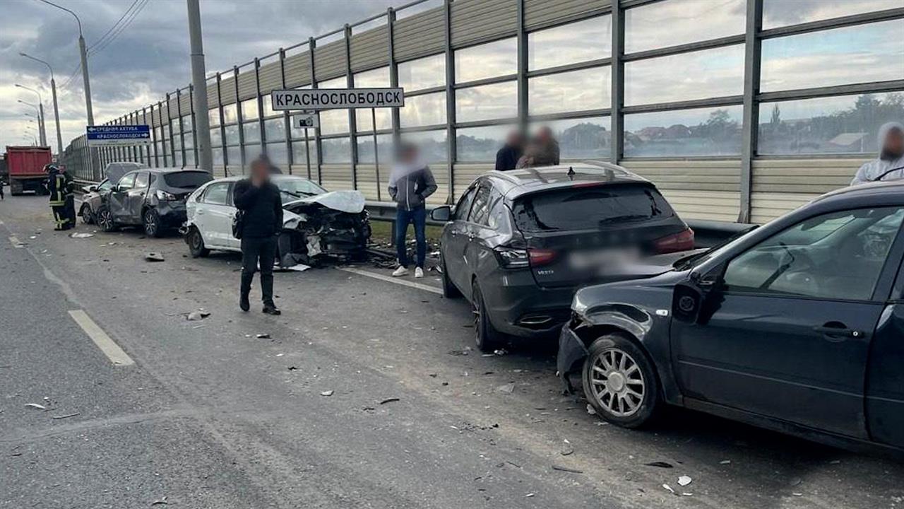 Два грузовика, автобус и семь легковушек столкнулись в Волгоградской области