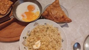 ОБЖОР яичница и доширак/мукбанг самса с курицей