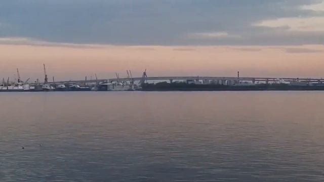 Санкт-Петербург. Корабельный мост на Большой Неве. Вид от Восточного кроншпица на ВО