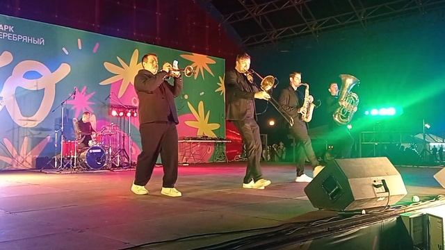 🤠Бойз-бэнд зажигает на Дне города👨🎤Не сразу распознала супер- популярную когда-то "На лабутенах" смотреть онлайн