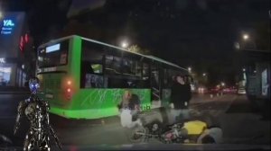 курьер сбил девушку, которая выходила из автобуса, она окозалась крепче,чем курьер в шлеме 😂