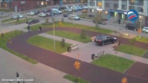 Внедорожник едва не сбил мать с ребёнком на детской площадке в Подмосковье