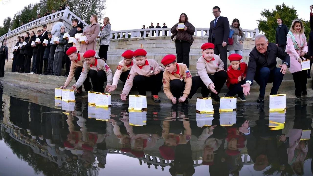 Бумажные фонарики пускали по реке Тэдонган в Пхеньяне смотреть онлайн