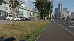 Поездка на велосипеде осенью по городу Казань