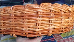Реанимирую старую корзинку бумажной лозой. Лукошко для кошки